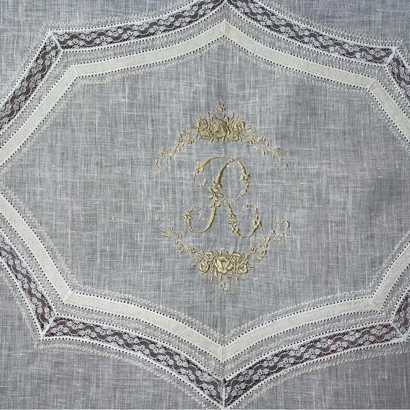 Vintage Linen White One Beige “R” Hand Embroidered Table Runner. - Picture 3 of 10